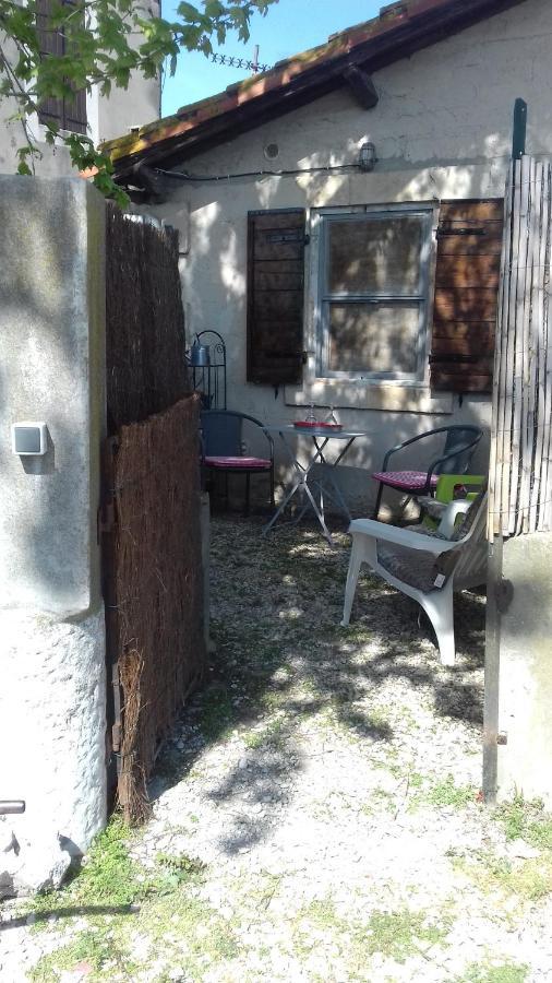 Petite Maison Dans La Campagne A 10 Mn A Pied Du Centre Ville Arles Luaran gambar
