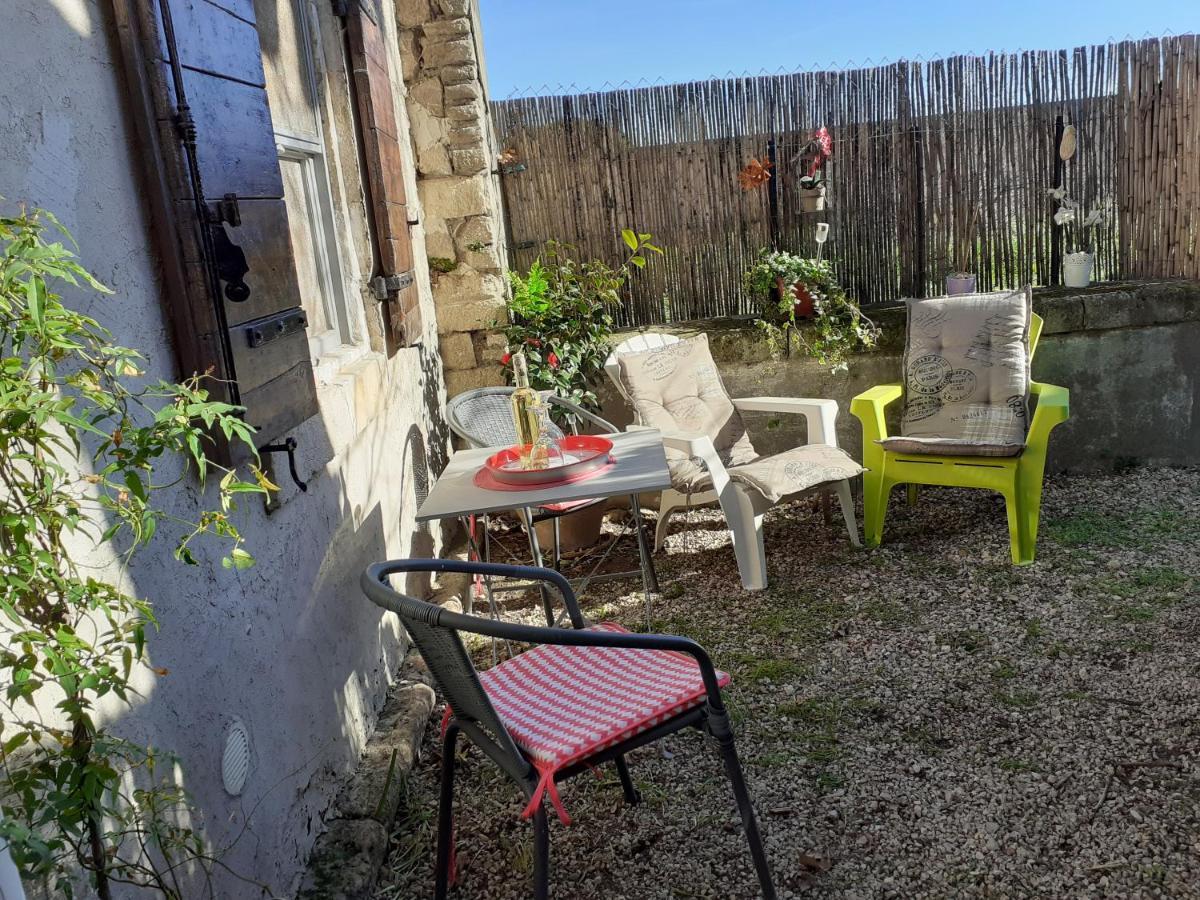 Petite Maison Dans La Campagne A 10 Mn A Pied Du Centre Ville Arles Luaran gambar