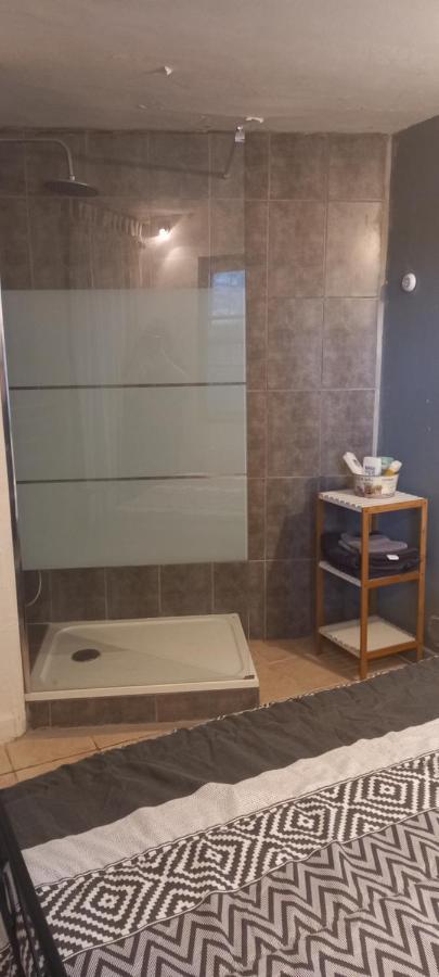 Petite Maison Dans La Campagne A 10 Mn A Pied Du Centre Ville Arles Luaran gambar